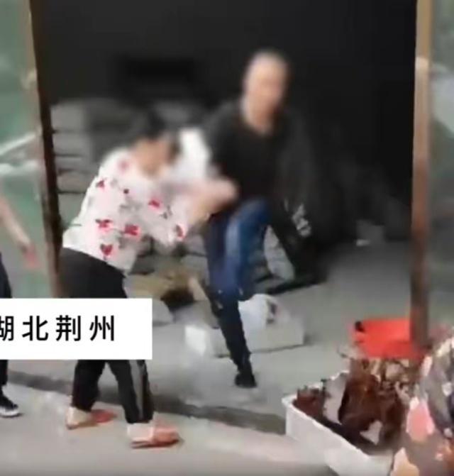 市场管理员踹翻商户小龙虾引发冲突风波