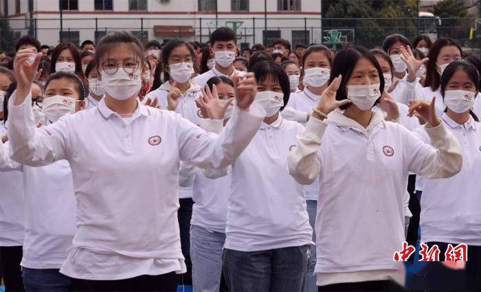 中考前的特殊仪式，学生集体摸主任光头祈愿成功