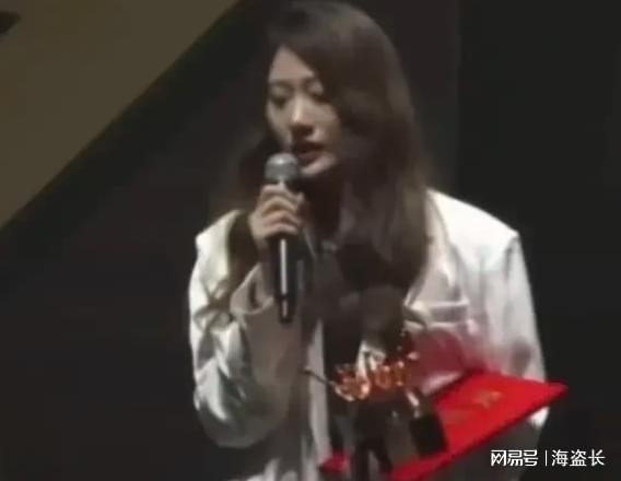 女子拒领三等奖引发风波，作品遭数百差评挑战