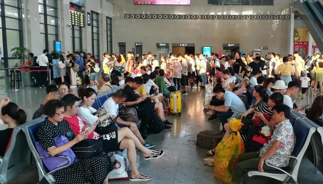 河北某车站中午锁门致乘客苦等，引发关注热议