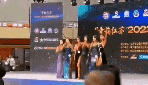 健美比赛惊现意外风波，女模特扔高跟鞋砸评委事件