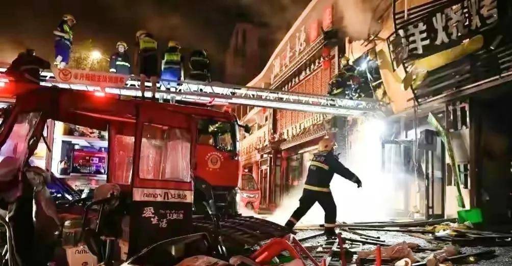银川烧烤店燃爆事件，现场搜救与紧急救援行动