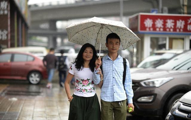 跨越年龄界限的爱情，相差17岁的姐弟恋婚后走红故事