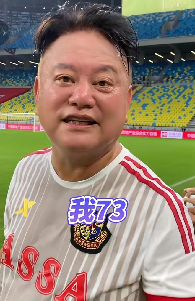 陈百祥与年轻球员的对决，年龄差距下的挑战与激情