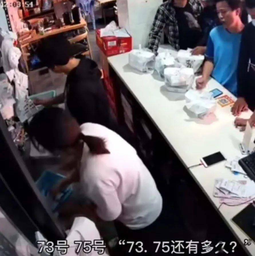 店员持凳暴打外卖小哥事件，反思与启示