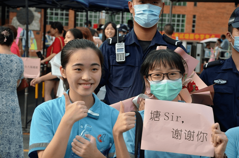 高考成功后的喜悦，发烧女孩放榜后向警察报喜，梦想起航的灿烂瞬间