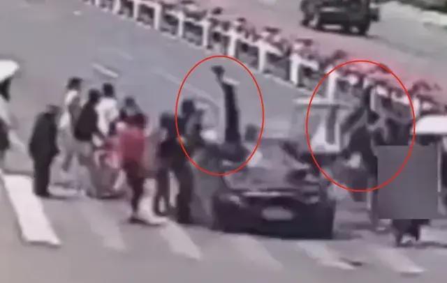 宝马撞人案庭审现场冲突纪实，被告人遭伤者投掷鞋子