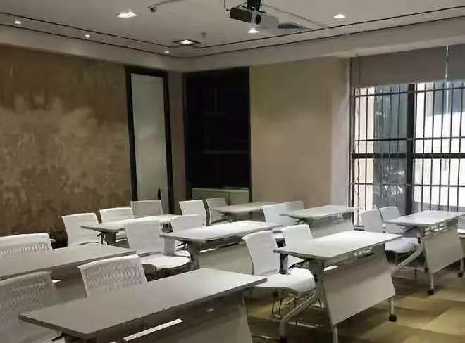 学生遭单独关教室达八天，事件曝光与校方回应引发关注