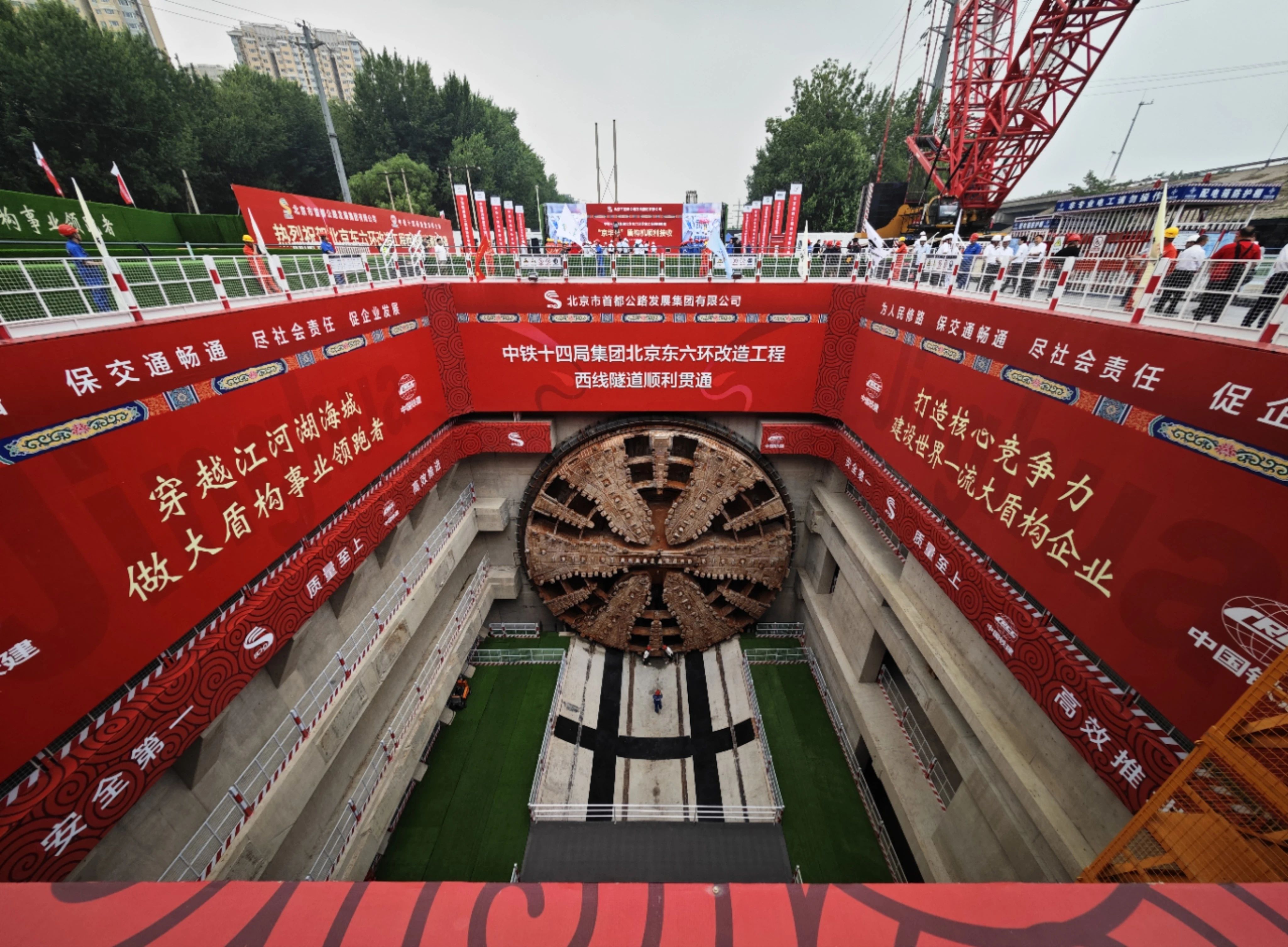 国产最大直径盾构机成功出洞，开启新一轮基础设施建设高潮