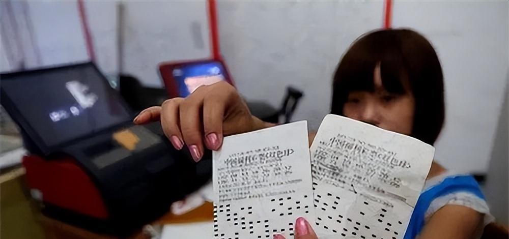 毕业生卖书钱投注彩票获意外惊喜，成功收获9000元大奖