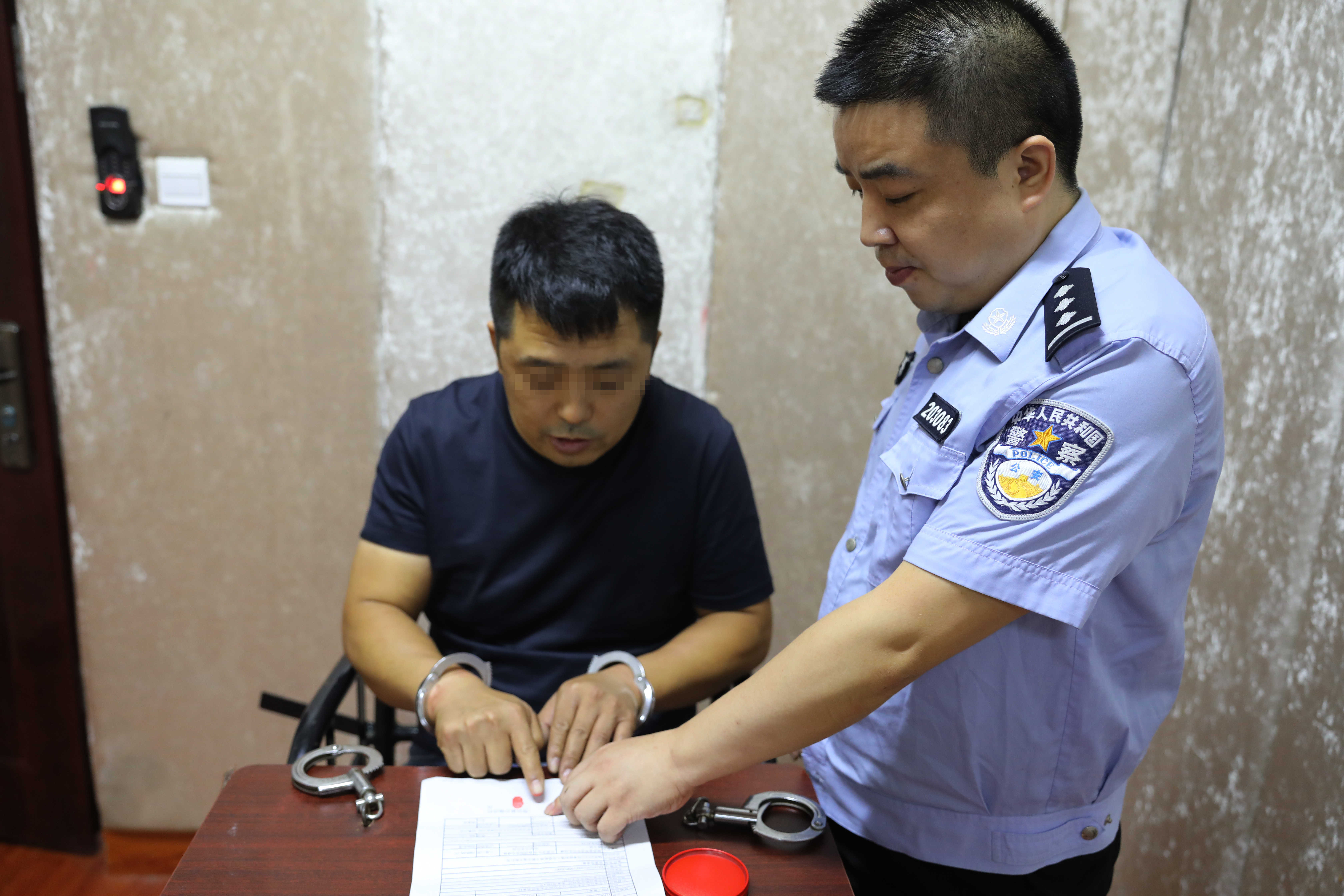 女子指控民警强奸事件，妇联全力支持寻求正义