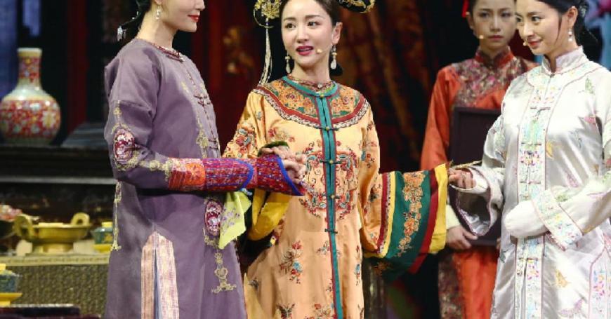 幼儿园老师排练节目推倒孩子引发争议，遭开除，责任与教育的反思