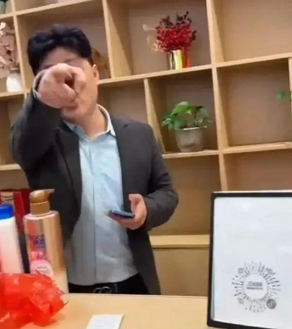 霸王茶姬员工上门要求删除差评事件，服务过度引发争议，网友热议不断