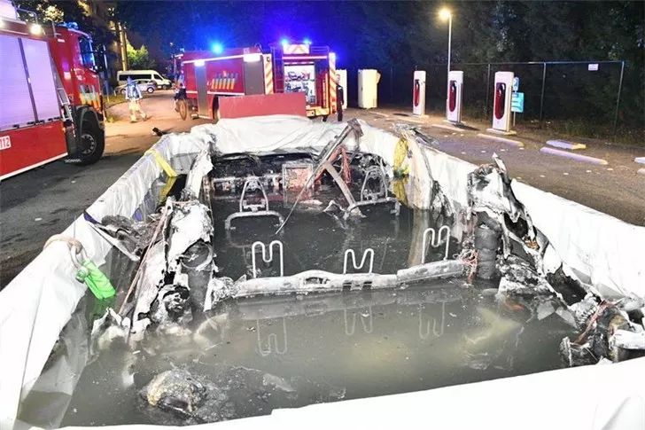 特斯拉充电起火事件引发深思，超充桩安全问题亟待关注