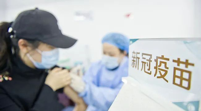 新冠疫苗接种政策调整，从免费到自费引发的反响与回应