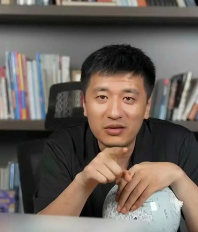 报志愿套餐火爆，张雪峰3小时入账2亿，成为抢手热门人物
