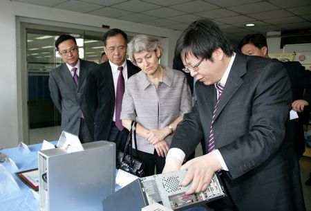 联合国教科文组织前总干事伊琳娜·博科娃参观光峰科技，深度调研考察之行