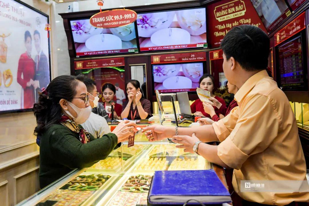越南黄金抢购热潮，闹市金店售罄，金价溢价近三成