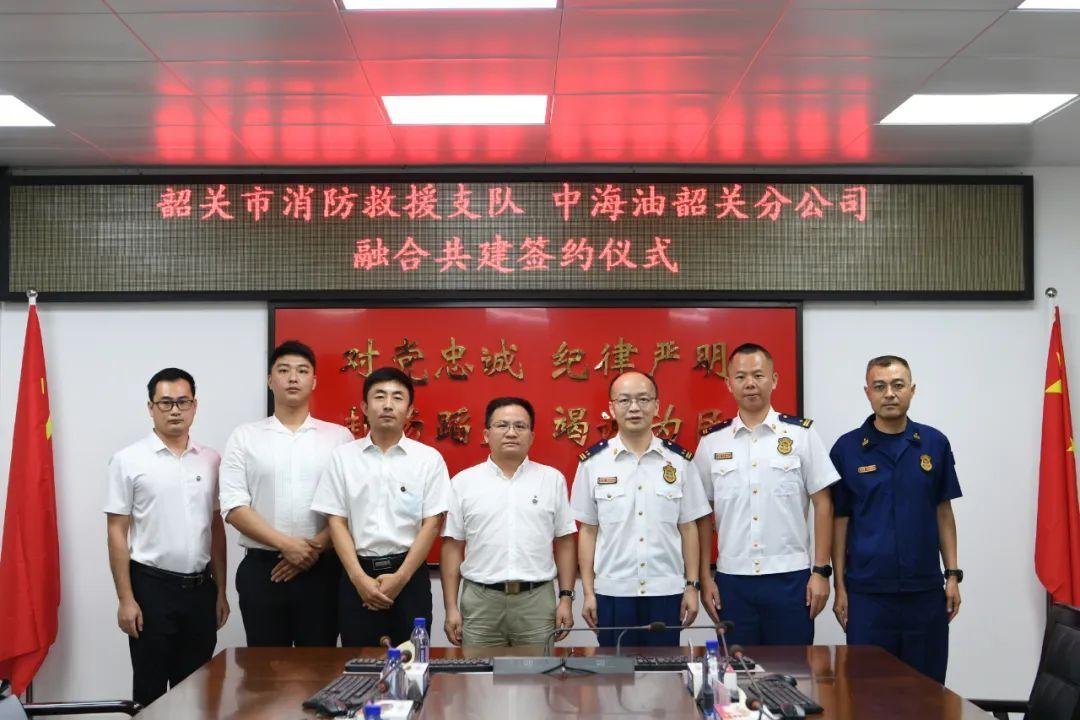 石油股早盘强势上扬，中国石化与中海油涨幅超3%，市场利好信号引发行业热潮