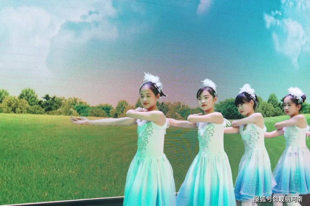 特朗普表演意外瞬间，耳朵被击中惊现