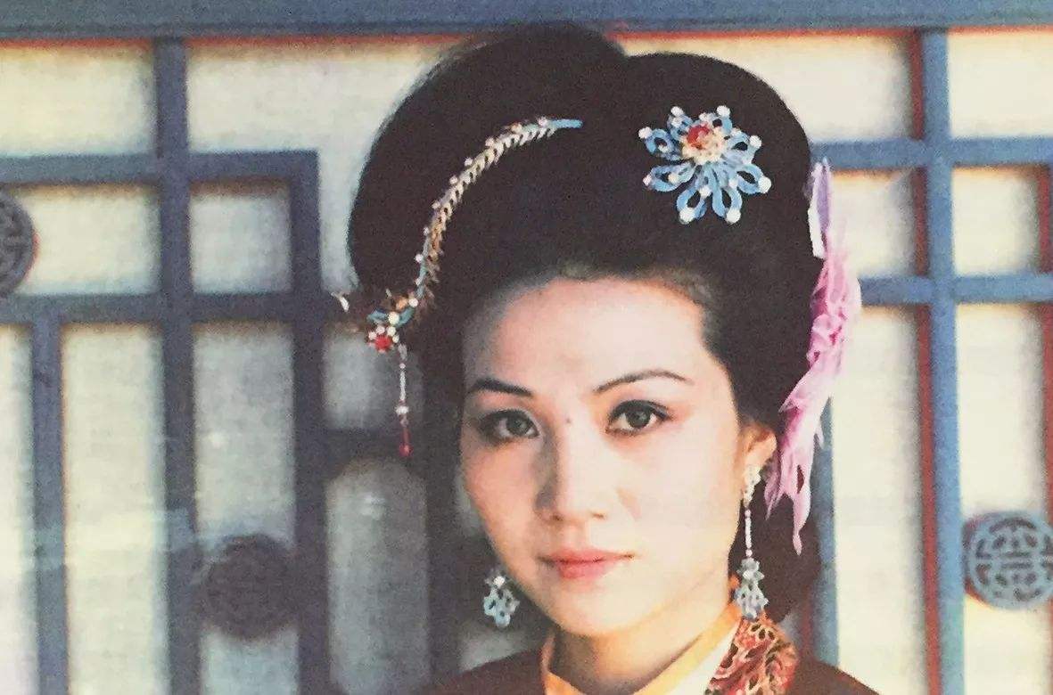 茉莉粉事件中赵姨娘的行动选择，为何未选择告状而直接前往怡红院？