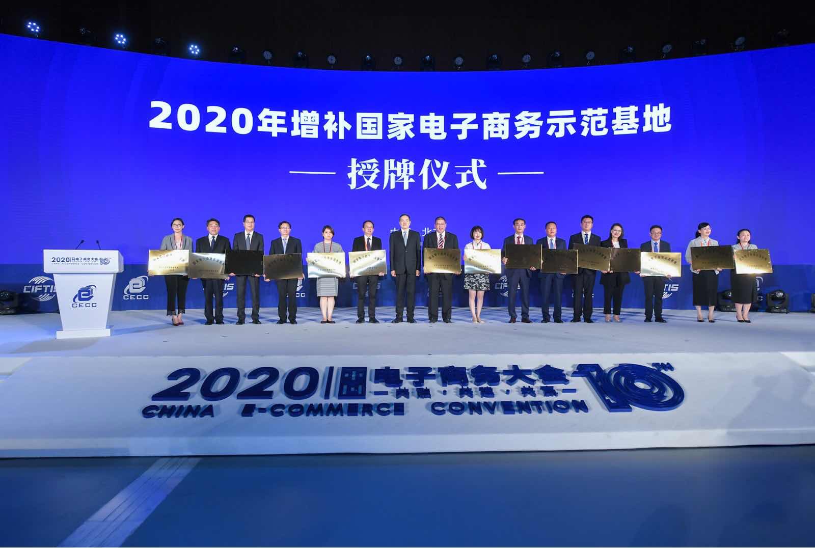 中国与东盟携手共促开放，共谋繁荣发展