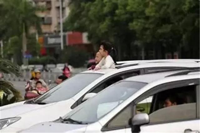 女童坐车遭男子飞扑，公共安全下的悲剧与反思