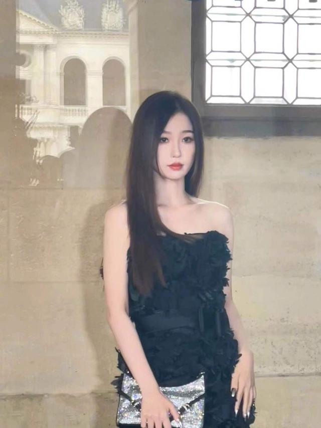 虞书欣All Black黑长直造型惊艳亮相，引领新风尚