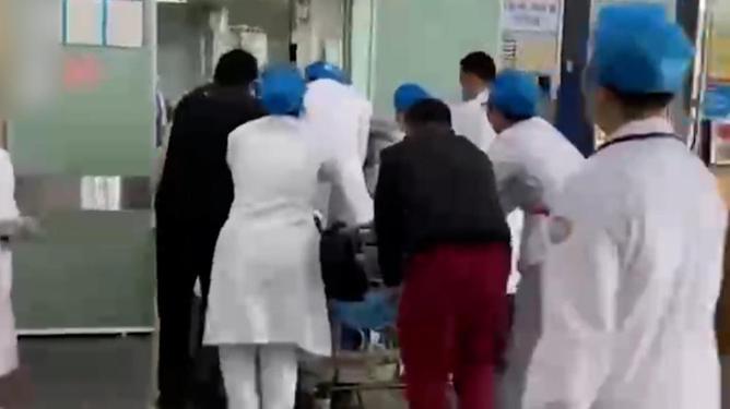 男子晨起洗澡后脑勺昏倒，健康警钟的敲响