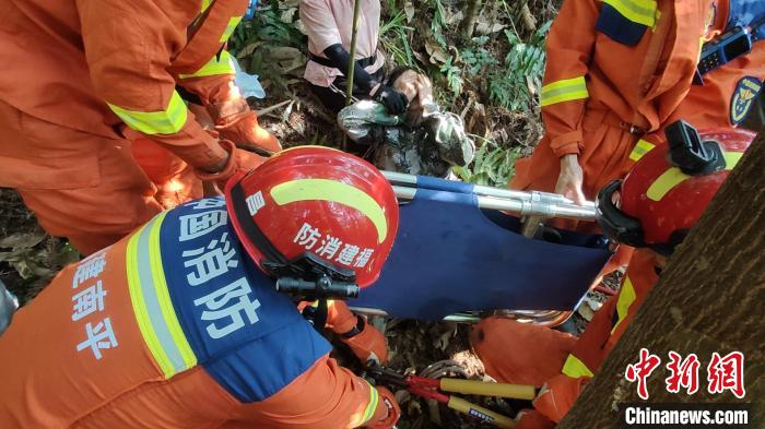 生死救援，野猪夹下的英勇消防救援行动