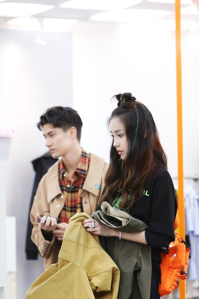 迪丽热巴，玫瑰中的浪漫信号