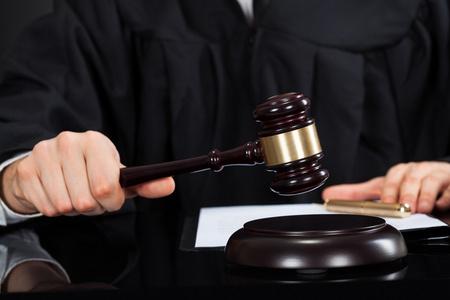 女子暴力还击案四度开庭，改判不罚引发社会热议