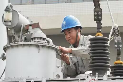 男生不幸掉入化粪池遇难，父亲悲痛发声