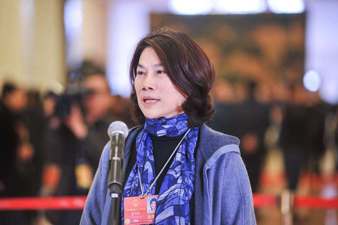 董明珠与孟羽童，女性商业巨人的温暖拥抱与力量展现