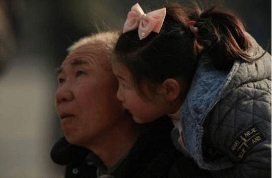 孙女初次体验坐轮椅，爷爷的默默付出与陪伴的温暖瞬间