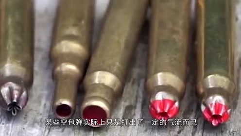 士兵空包弹发射，游客惊魂寻掩护