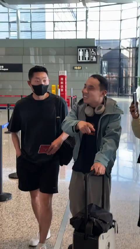 许昕机场偶遇徐志胜，追星现场的惊喜时刻