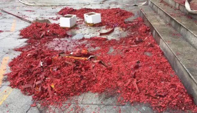 广西烟花爆竹企业突发大火，鞭炮声震撼人心
