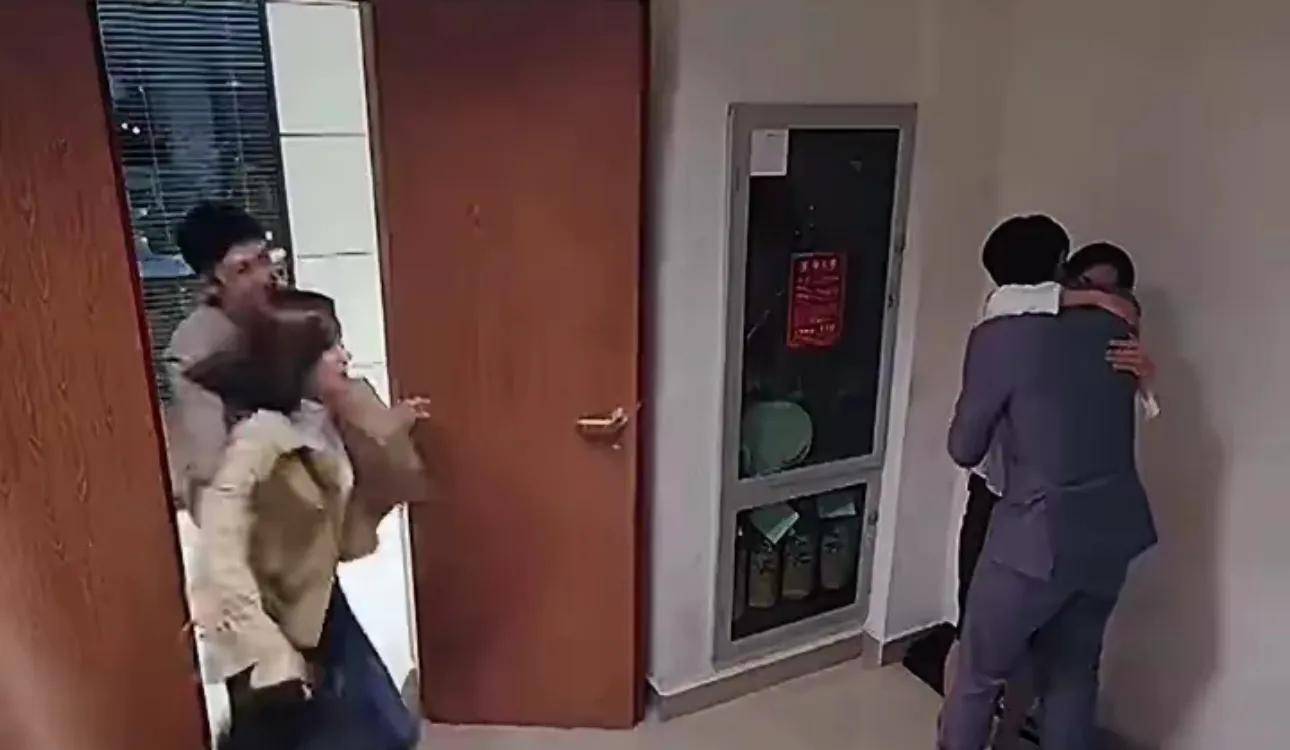 高管与女员工接吻丑闻曝光，百万年薪背后的道德挑战
