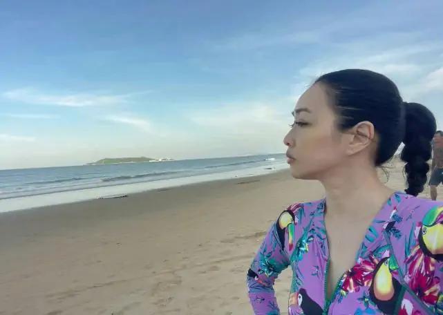 钟丽缇家庭闪耀三亚，幸福魅力无限