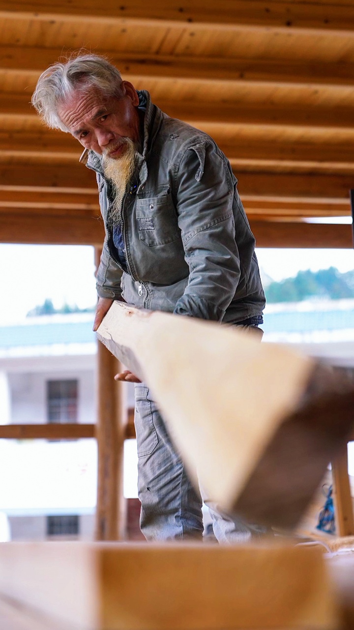 76岁老人创造建筑传奇，无钉搭建1200平米三层木楼