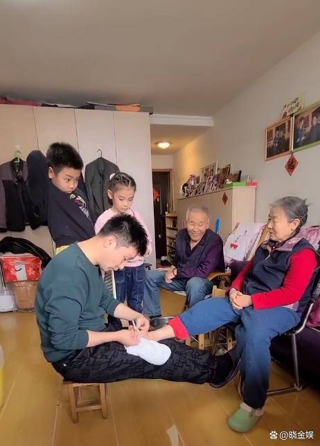 孝心无价，50多岁儿子每日为80多岁母亲按摩的温情故事