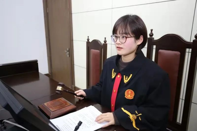 法官变身知心姐姐，巧解心结的温暖瞬间