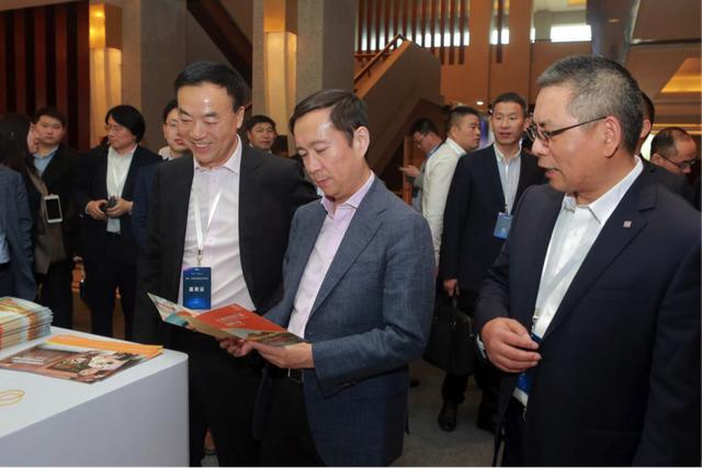 何立峰与国际金融巨头会面，花旗集团董事长杜颂安与凯雷投资集团CEO施瓦茨共商合作与发展
