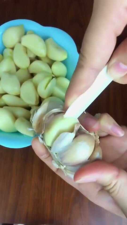 孩子剥蒜的乐趣，父母烹饪中的小助手之谜