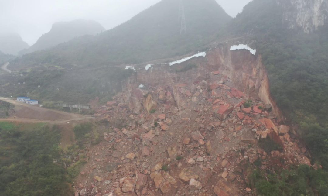 贵州大方县山体滑坡现场画面纪实