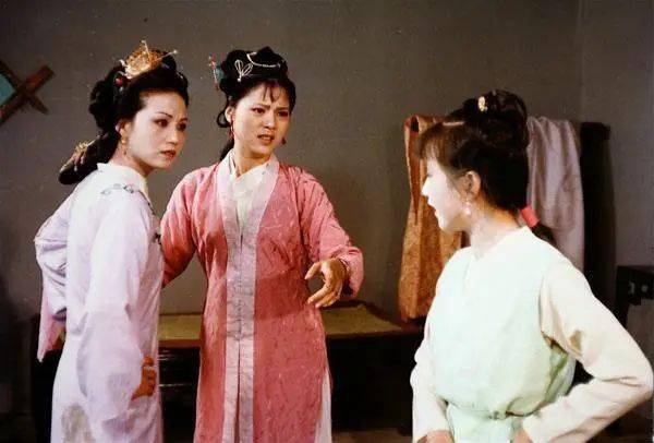 赵姨娘与茉莉粉事件，为何选择亲自去怡红院？